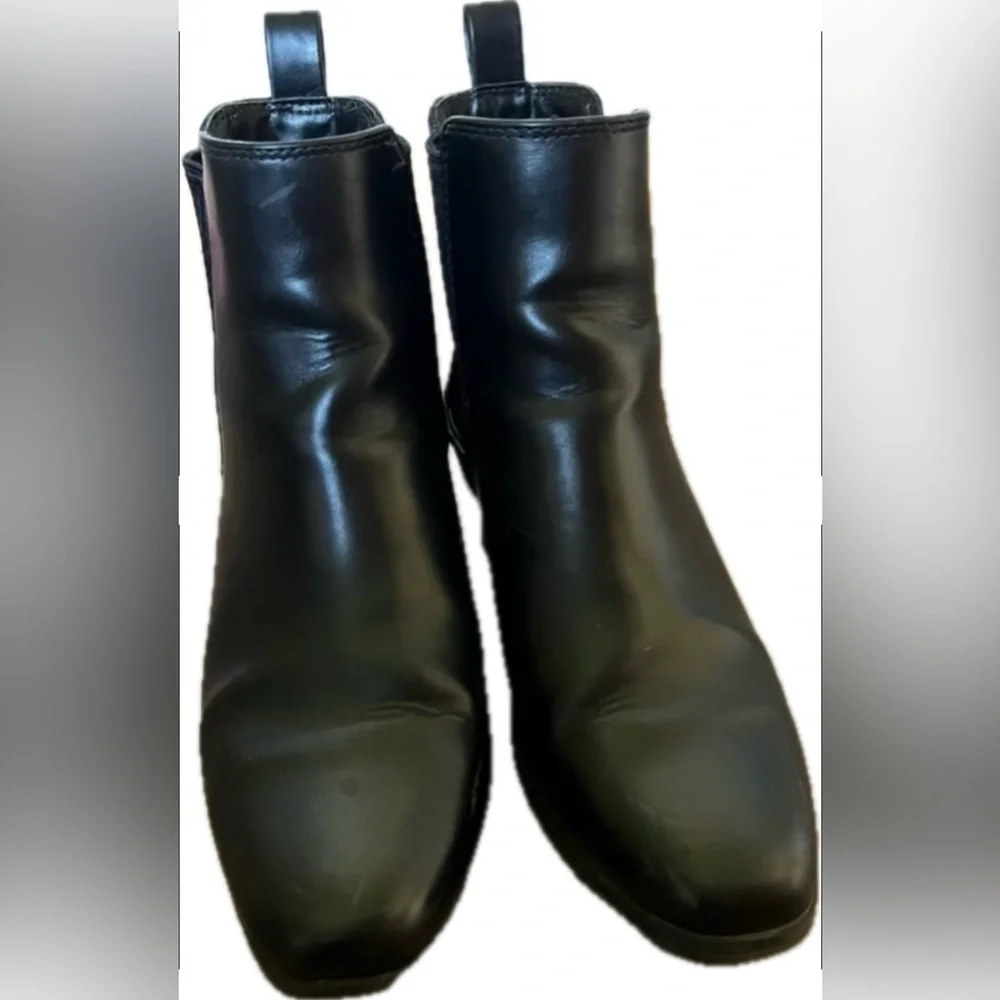 Women’s black leather pull on ankle boots with elastic panels. Size 8.5